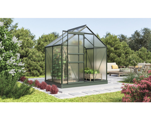Gewächshaus Vitavia Comet 2500 Hohlkammerplatten 4 mm 195 x 131 cm smaragd Gewächshaus im Garten mit Pflanzen und Sitzbereich