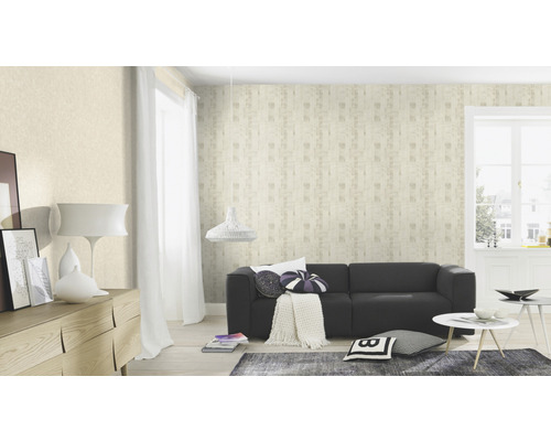 Salon avec papier peint à motifs, canapé et décorations pour un intérieur élégant.