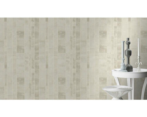 Mur avec motif de pierre rectangulaire et objets décoratifs sur une table