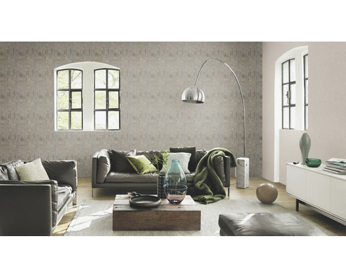 Salon avec canapé, lampe et papier peint à motifs