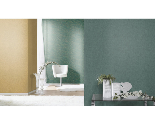 Pièce décorative avec papier peint, fauteuil et vase pour la décoration intérieure