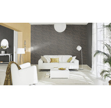 Salon lumineux avec canapé, fauteuil, tapis et papier peint à motifs