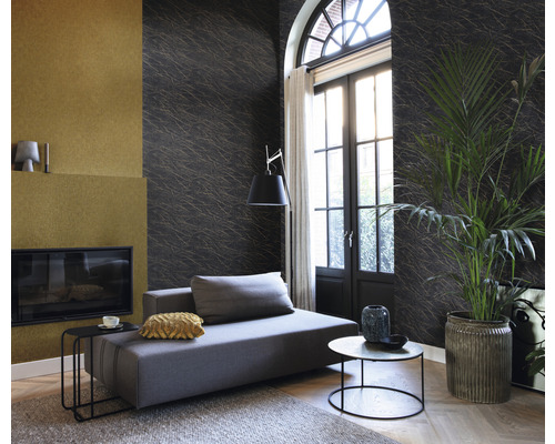 Salon avec canapé, table et papier peint à motifs