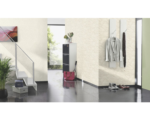 Couloir avec escalier, armoire à chaussures, portemanteau et papier peint structuré