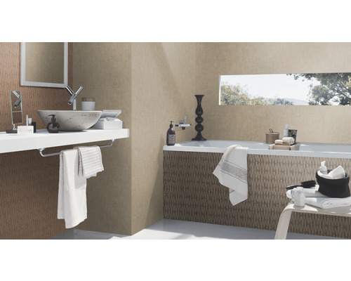 Badezimmer mit Waschbecken, Spiegel, Badewanne und Dekorationen in hellem Design.