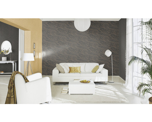 Wohnzimmer mit Sofa, Sessel, Tisch und gemusterter Tapete