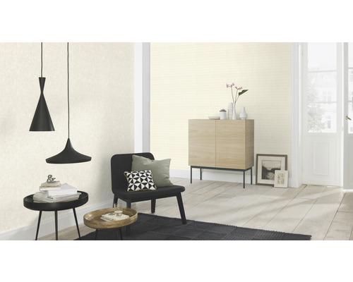 Salon avec papier peint à motifs, siège, table et suspensions