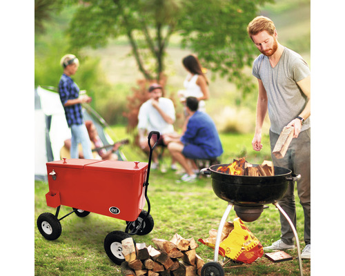 Scène en extérieur avec barbecue, glacière à roulettes et un groupe de personnes