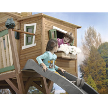 Toboggan pour enfants sur une cabane dans les arbres avec deux enfants, un sur le toboggan et un à la fenêtre