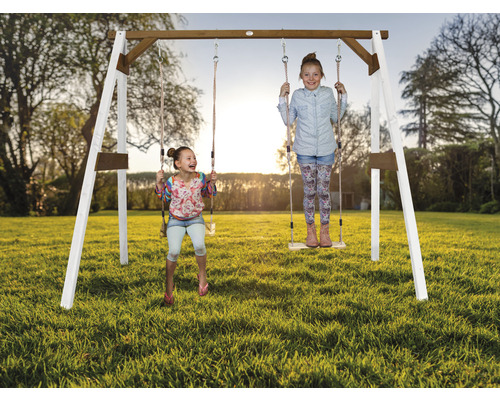 Balançoire pour enfants avec deux filles dans le jardin