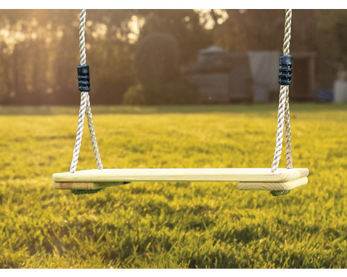 Balancelle en bois avec suspension à corde dans le jardin