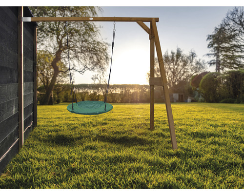 Balançoire à disque verte sur une structure en bois dans le jardin