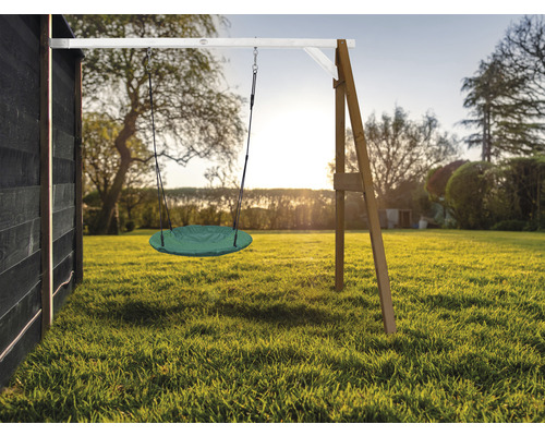 Balancoire ronde avec cadre en bois dans le jardin