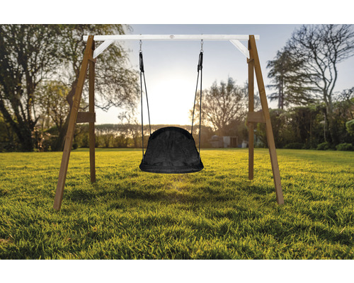 Schaukel mit Nestschaukel vor Gartenkulisse