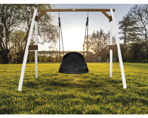 Balancelle autoportée avec balançoire nid d''oiseau sur une pelouse