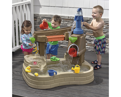 Table de jeu d''eau avec enfants, seau, arrosoir et pompe à eau
