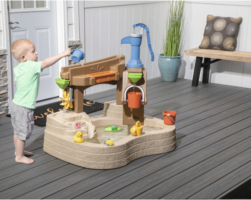 Table de jeux d''eau avec pompe pour enfants dans le jardin ou sur la terrasse.