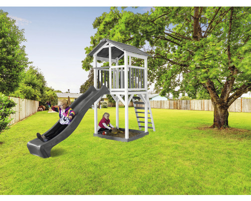 Aire de jeux avec toboggan, tour de jeux et bac à sable dans le jardin