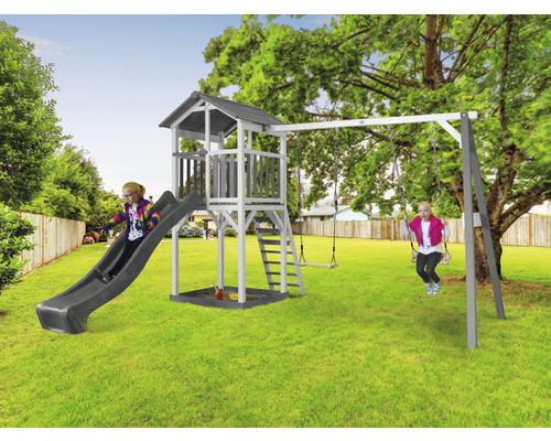 Kinderrutsche mit Schaukel und Spielturm im Garten