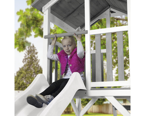 Mädchen auf einem Spielturm mit Rutsche