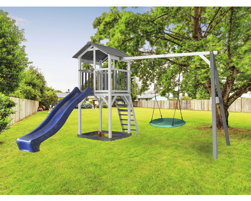 Aire de jeux avec tour, toboggan et balançoire dans le jardin