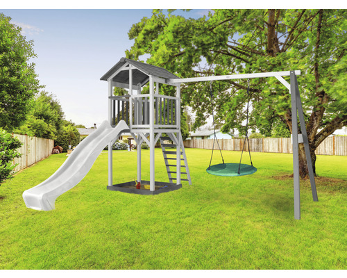 Tour de jeux avec toboggan, balançoire et bac à sable dans le jardin