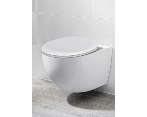 WC suspendu avec bride de rinçage fermée dans une salle de bains.