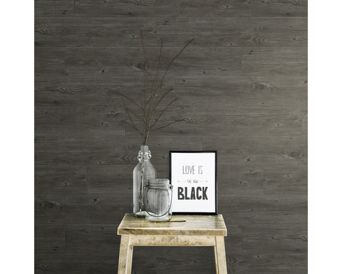 Revêtement mural en bois avec décoration sur un tabouret