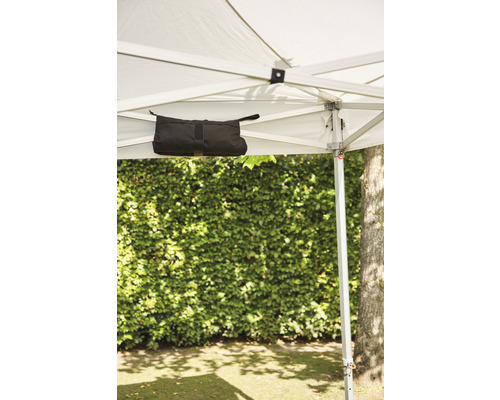 Detailansicht eines Faltpavillons mit einer schwarzen Tasche zur Aufbewahrung von Zubehör.