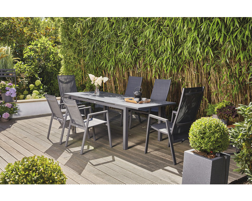 Ensemble de meubles de jardin avec table et six chaises sur une terrasse en bois