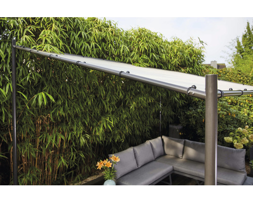 Vue détaillée d''un toit de terrasse avec protection solaire et mobilier de jardin