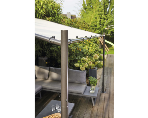 Terrasse avec toit de terrasse, mobilier de jardin et décoration