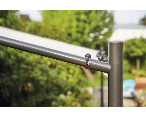 Vue détaillée d''une structure métallique pour l''extérieur.