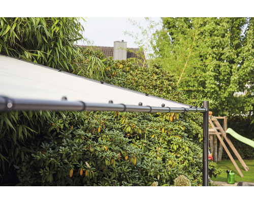 Vue détaillée d''un voile d''ombrage avec armature dans le jardin