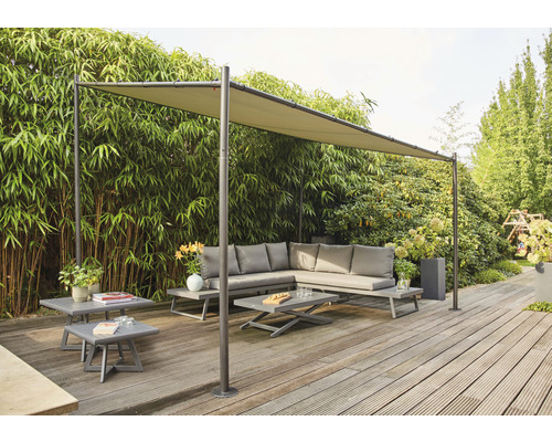 Scène de jardin avec pavillon, mobilier de salon et tables d''appoint sur une terrasse en bois