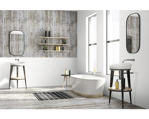 Helles Badezimmer mit Badewanne, Waschbecken auf Gestell, Spiegel und Regalen