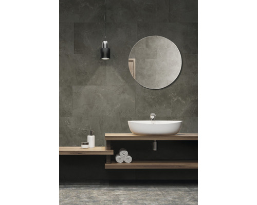 Badezimmer mit Waschbecken, Spiegel und Holzregal vor einer gefliesten Wand