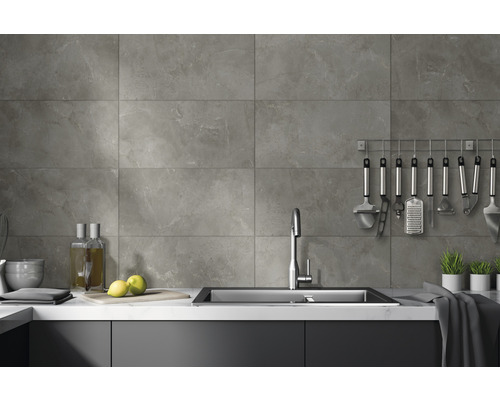 Moderne Küchenszene mit Fliesenwand, Spüle und Küchenutensilien