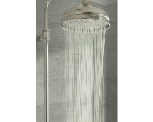 Douche à effet pluie avec eau courante dans la salle de bains