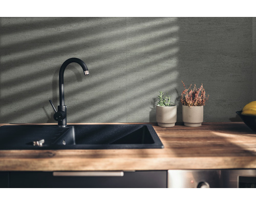 Évier de cuisine avec robinet et décoration sur un plan de travail en bois