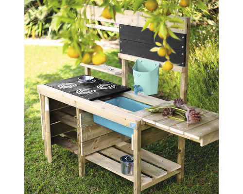 Cuisine de jeu en bois avec évier et plaque de cuisson dans le jardin