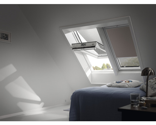 Chambre à coucher avec fenêtre de toit et store occultant pour une ambiance lumineuse et conviviale