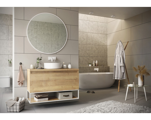 Salle de bains avec meuble sous-lavabo, miroir, baignoire et accessoires dans un design lumineux