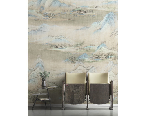 Pièce avec papier peint à motifs, deux chaises et petite table