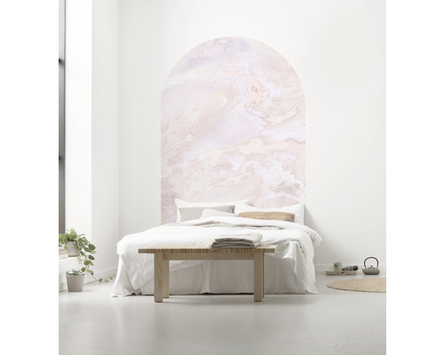 Chambre à coucher avec lit et fresque murale aspect marbre