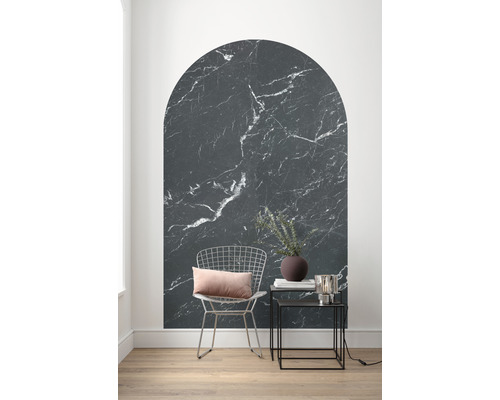 Wohnraum mit Marmor-Wandaufkleber in Bogenform, Stuhl und Beistelltisch