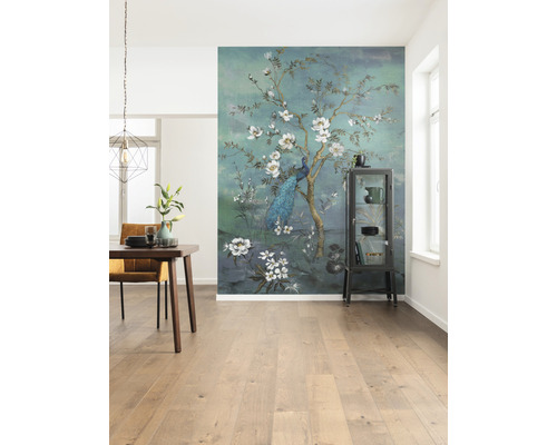 Pièce à vivre avec papier peint photo avec motifs de paons et de fleurs