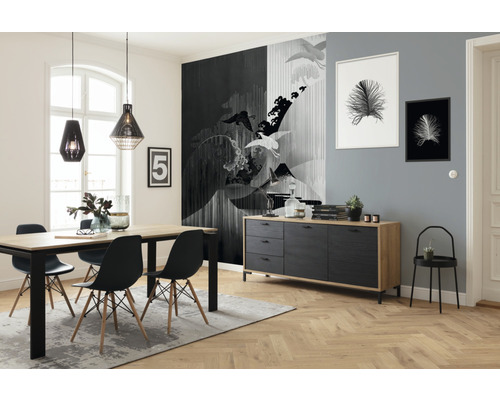 Salle à manger avec table, chaises, buffet et décoration murale dans un design moderne