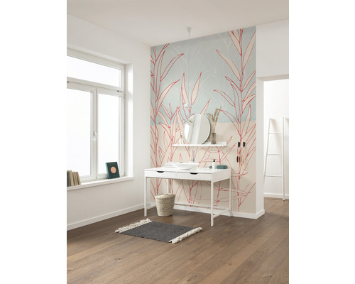 Salle de bains avec meuble-lavabo, miroir et papier peint à motifs végétaux