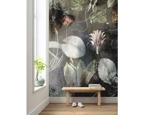 Une pièce avec un papier peint photo à motifs floraux, un banc en bois et des plantes d''intérieur.